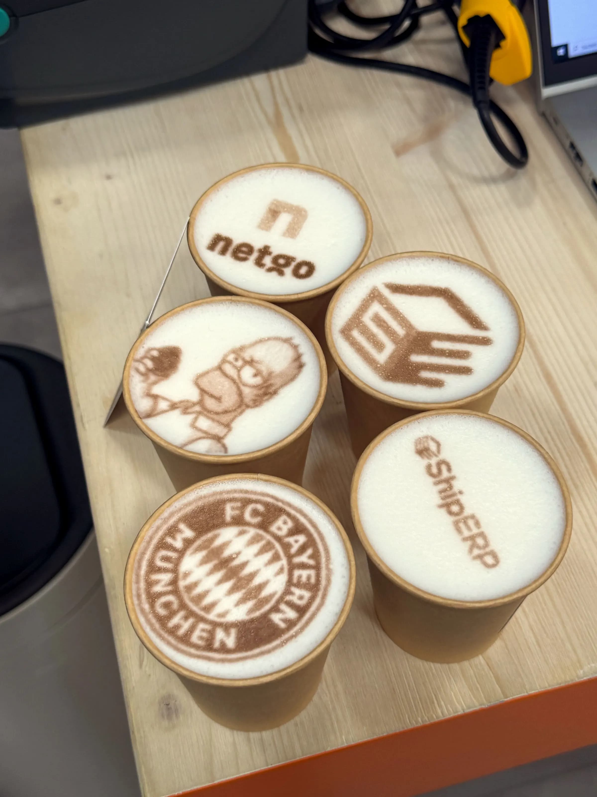 Gebrandete Coffee-Bar-Fläche bei einem Firmenevent