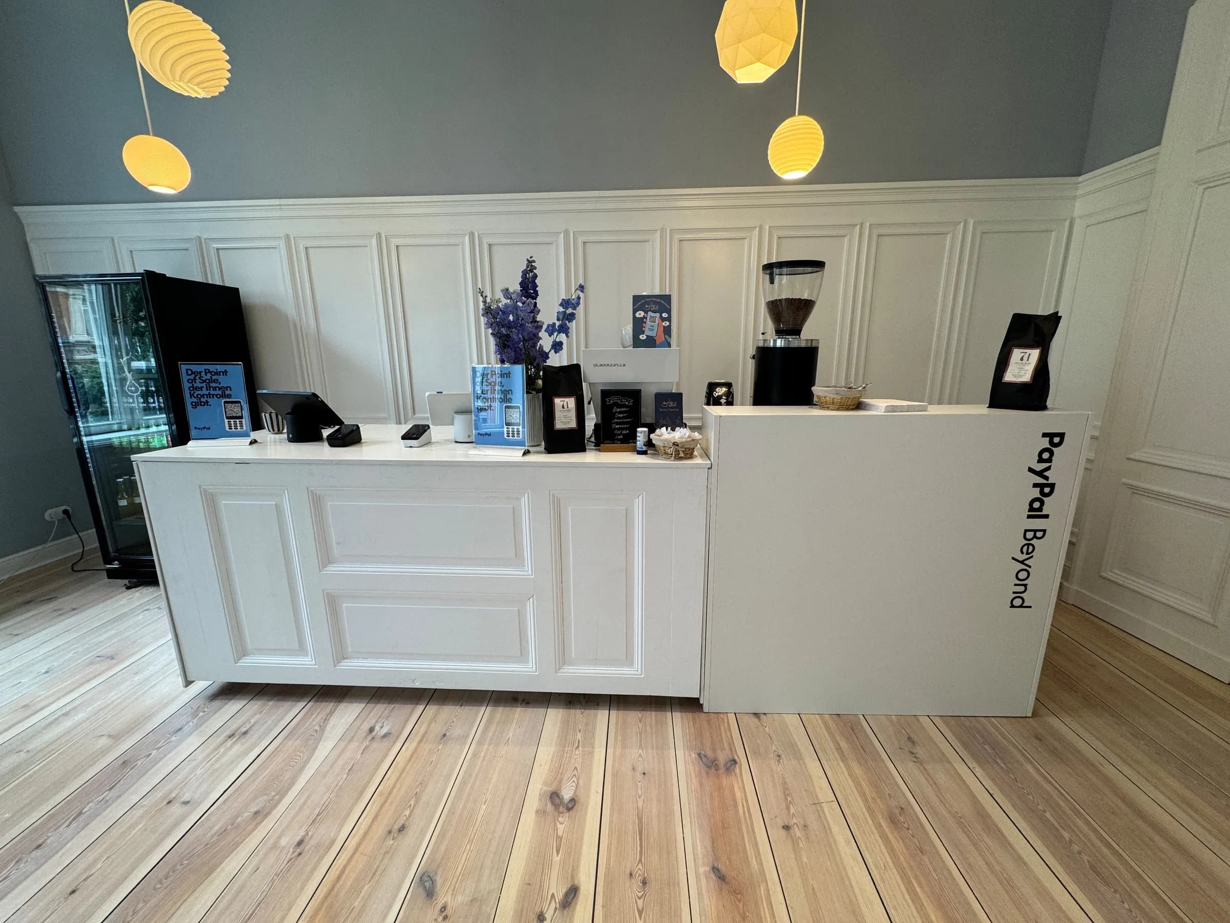 Mobiler Coffee-Bar-Aufbau in einer Messehalle