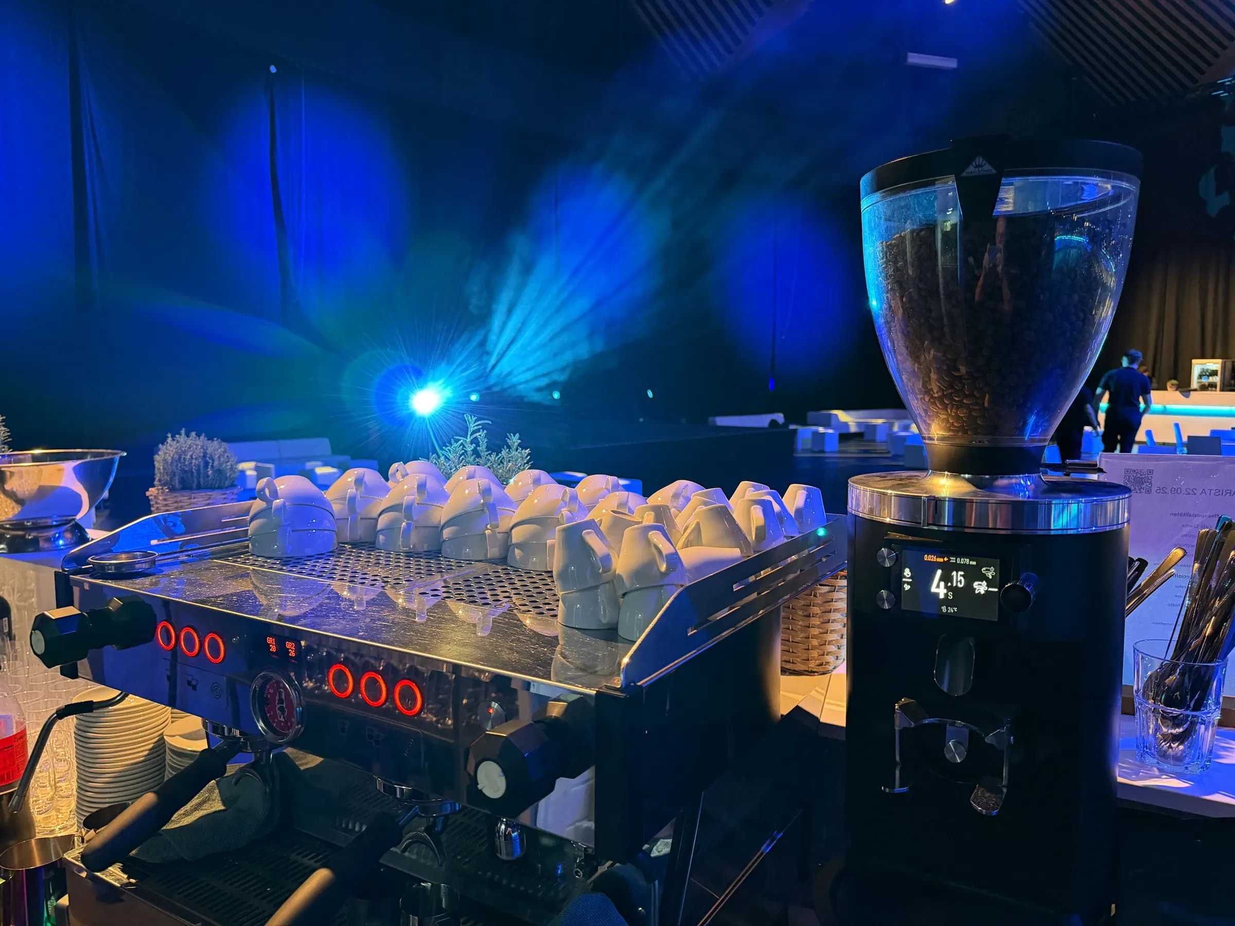Coffee-Bar-Setup auf einer Messefläche