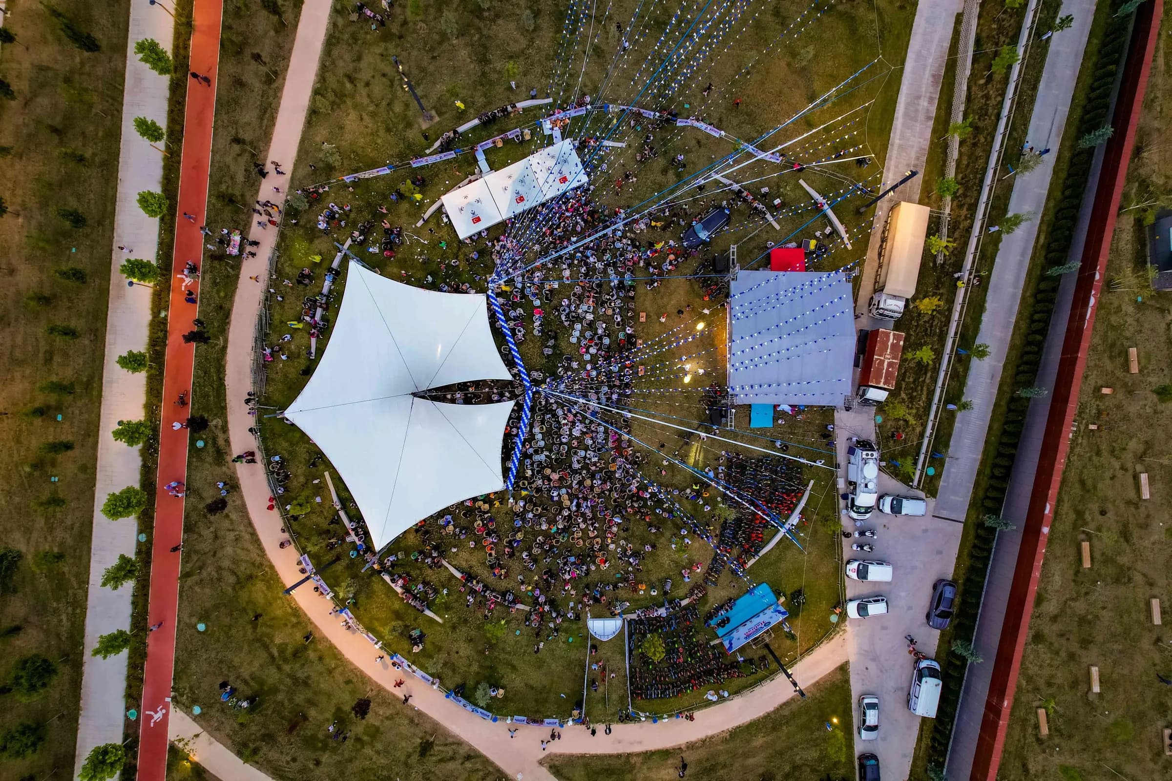 Open-Air-Bühne mit Publikum zur blauen Stunde aus der Luft